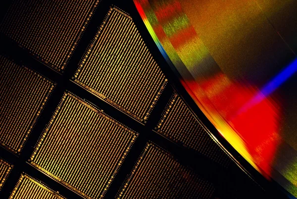 Närbild av en mikrochip-wafer och en kompakt disk — Stockfoto