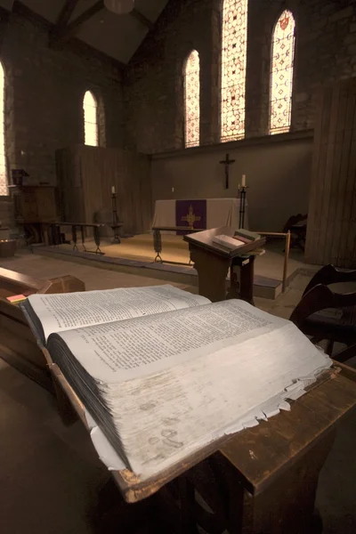 Bijbel in kerk — Stockfoto