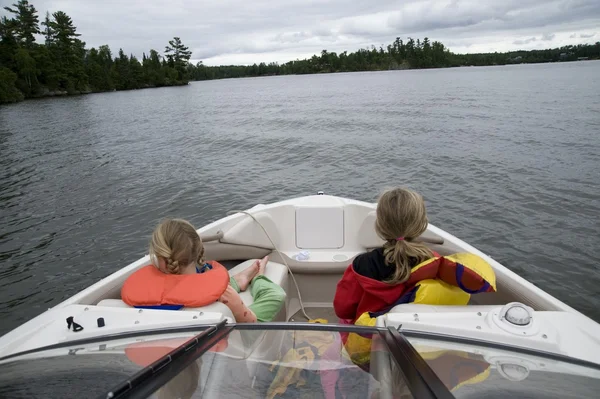 Lago dei boschi, ontario, canada. ragazze seduti davanti alla barca — Zdjęcie stockowe