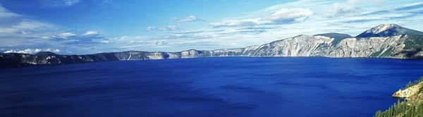 Crater Lake National Park, Oregon, EUA. Lago dentro de uma cratera — Fotografia de Stock