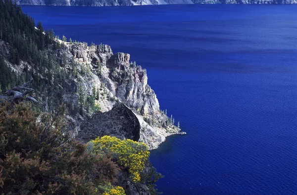 Όρεγκον, ΗΠΑ. βράχια και πεντακάθαρα νερά εθνικό πάρκο λίμνης κρατήρα — Φωτογραφία Αρχείου