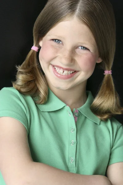 Fiatal lány pigtails, a zöld póló — Stock Fotó