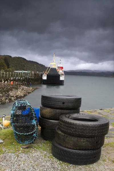 Pneus et casiers à homard usagés sur le bord des eaux, Lochaline, Écosse — Photo