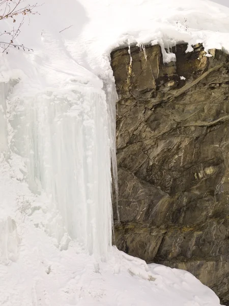 Falaise enneigée, Nord de la Colombie-Britannique, Canada — Photo