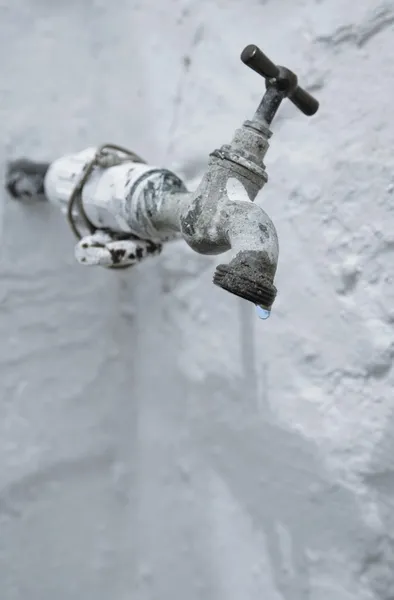 Viejo grifo que gotea el agua — Foto de Stock