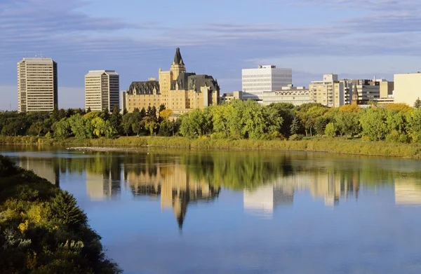 Downtown Saskatoon refletido no sul do rio Saskatchewan — Fotografia de Stock