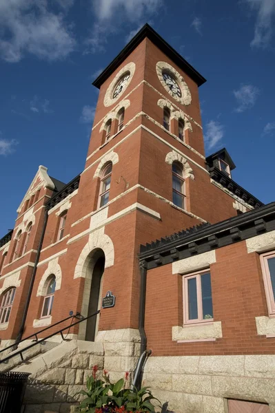 See der Wälder, Kenora, Ontario, Kanada. Uhrturm über gemauertem Rathausgebäude — Stockfoto