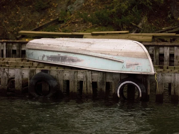 Um barco em uma doca — Fotografia de Stock