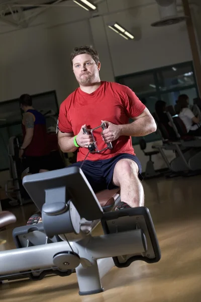 Homme travaillant dans une salle de gym Image En Vente