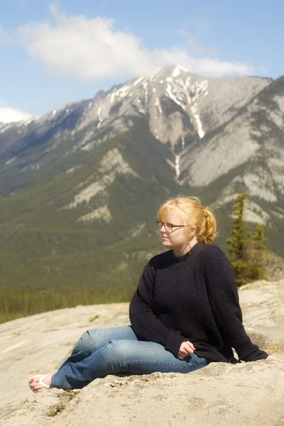Young Woman Sitting In The Mountains, Jasper, Canada — Stock Image Young Woman Sitting In The Mountains, Jasper, Canada Stock Picture