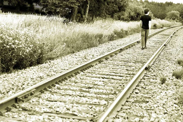Fotos de Caminar sobre las vías del tren de stock, Caminar sobre las vías del tren imágenes libres de derechos | Depositphotos®