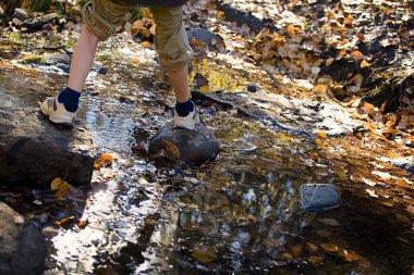 çocuğun üzerinde taşlar stepping düşük bölümü