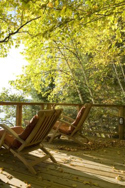 Adirondack sandalyeler güverte, lake of woods, ontario, Kanada