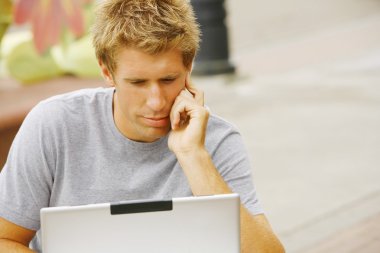 bir dizüstü bilgisayar arkasındaki adam