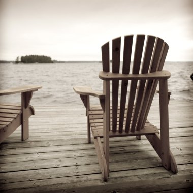Adirondack sandalyeler güvertede muskoka, ontario, Kanada