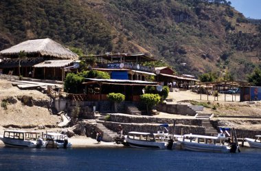 Waterfront arazisinde lake atitlan, guatemala