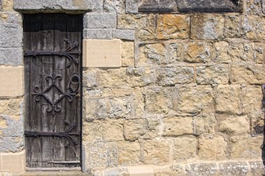süslü kapı, taş duvar