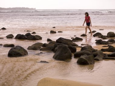 plaj, kauai, hawaii, ABD yürüyen kadın