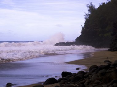 kayalar bir plajda napali Sahil Parkı, kauai, hawaii