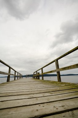 British Columbia, Kanada. hölzerne Dock mit Blick ins land
