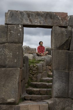genç bir adam dışında cuzco, peru İnka antik kalıntılar içinde meditasyon