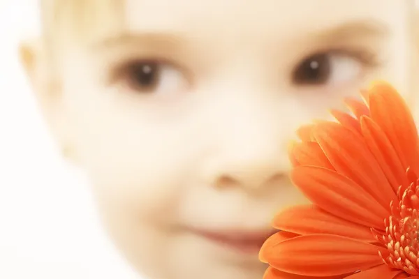 Niño con flor — Foto de Stock