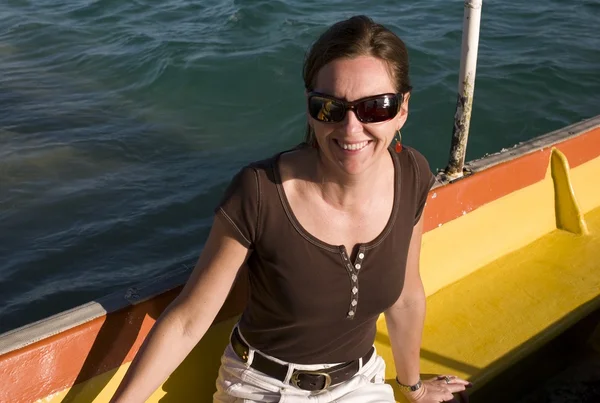 Женщина на лодке, Лос-Кабос, Мексика — стоковое фото