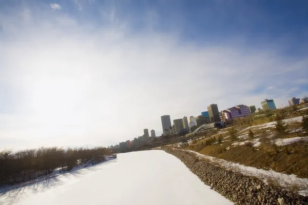 North saskatchewan řeky zmrazených a sněhem pokrytých, edmonton, alberta, Kanada — Stock fotografie