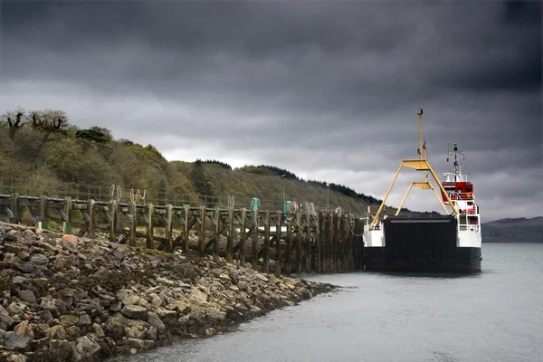 Båten ligger i Lochaline i Skottland. – stockfoto