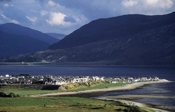 Ullapool, Highlands scozzesi, Scozia, Regno Unito. Caratteristico villaggio e Loch Broom, sotto la catena montuosa — Foto Stock