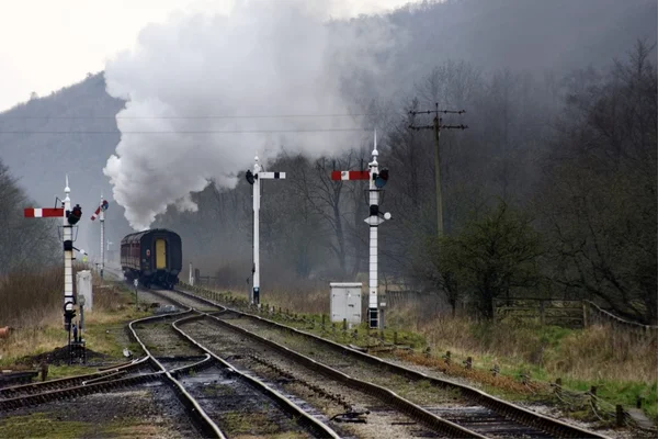 Vlak na železniční tratě, grosmont, Severní yorkshire, Anglie — Stock fotografie