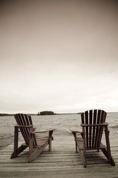 Cadeiras Adirondack no convés, Muskoka, Ontário, Canadá — Fotografia de Stock