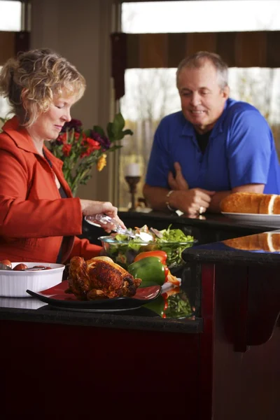 Couple faisant le dîner — Photo