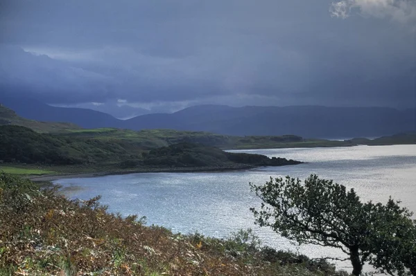 Mull, Scottish Highlands, Scotland, United Kingdom. Coastline In Front Of A Rolling Landscape — Stock Photo, Image