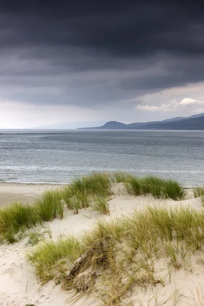 Islay, Szkocja. burzowe chmury na plaży — Zdjęcie stockowe