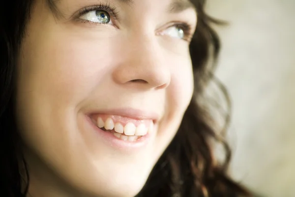 Sonrisa de mujer joven — Foto de Stock