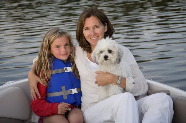 Mutter und Tochter mit Hund im Boot, Waldsee, Ontario, Kanada — Stockfoto