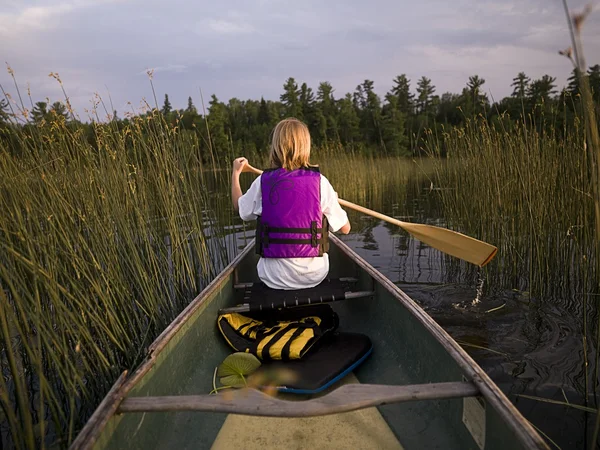 Girl Canoeing — Stock Photo, Image