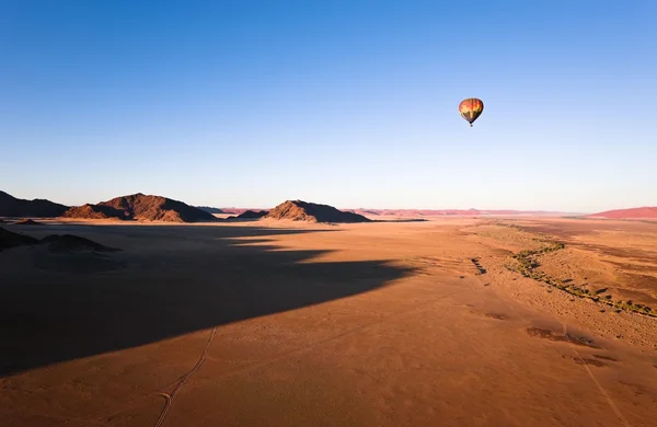 Hete luchtballon over naukluft park, Namibië, Afrika — Stockfoto