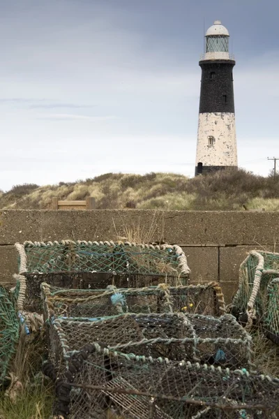 Leuchtturm und Hummerfallen, Hummerseite, England — Stockfoto