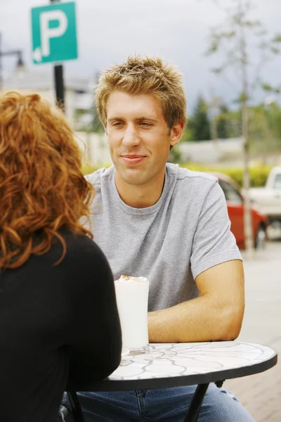 Uomo guardando donna a all'aperto Cafe — Foto Stock