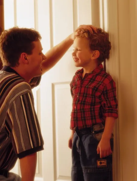 Father And Son Looking In Eyes And Smiling — Stock Photo, Image