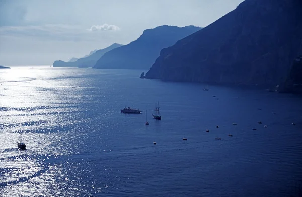 Amalfi, Italia. Barche nella baia di Amalfi — Foto Stock