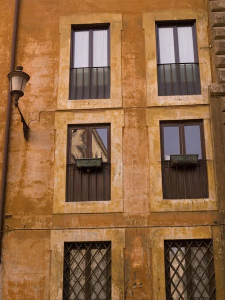 Lägenhet windows, Rom, Italien — Stockfoto