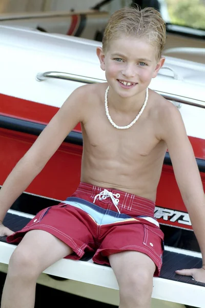 Junge sitzt auf Boot — Stockfoto