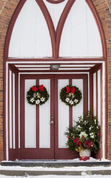 Puertas de la iglesia adornadas con decoraciones de Navidad — Foto de Stock