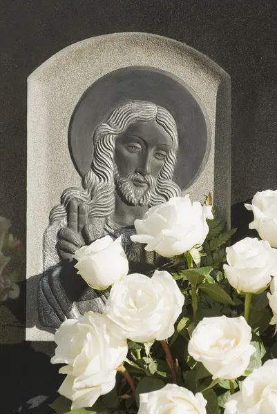 Headstone With Bouquet Of Flowers — Stock Photo, Image