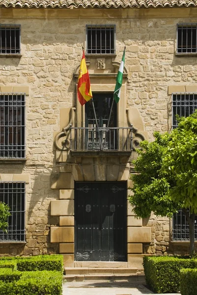 Xobeda, Andalousie, Espagne. Bâtiment public battant pavillon espagnol et andalou — Photo