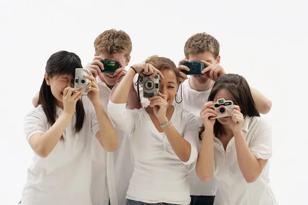 Группа друзей с камерами — стоковое фото