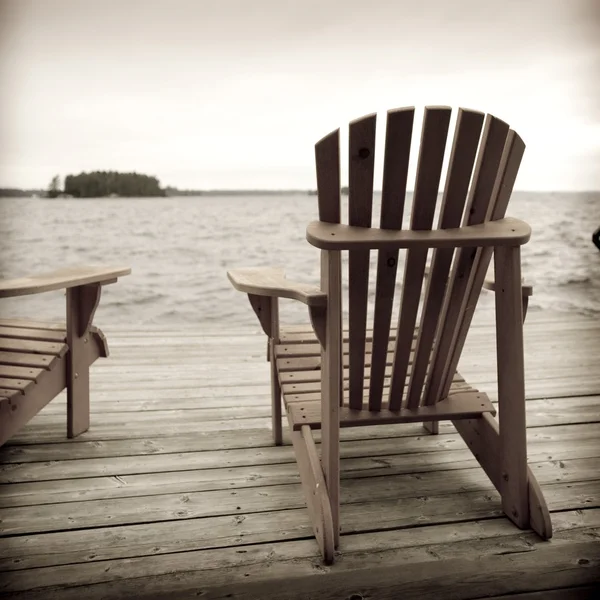 デッキ、マスコカ湖、オンタリオ州、カナダの adirondack の椅子 — ストック写真